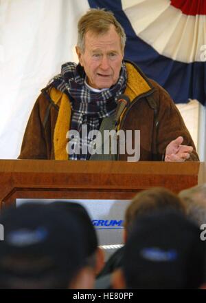 Ex U.S. Il presidente George H.W. Bush parla con gli Stati Uniti di marinai a bordo della USN Nimitz-class portaerei USS George H.W. Bush prima di morto un lancio di carico su off il ponte di volo il 25 gennaio 2008 in Newport News, Virginia. Carico morto lancia il test delle navi catapulta la capacità dei sistemi per il lancio di aeromobili. Foto Stock