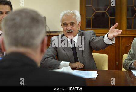 Afghan National Security Advisor del Consiglio Dr. Rangin Dadfar Spanta accoglie U.S. Il vice Segretario della Difesa Bob lavoro ad un incontro presso l'afghano palazzo presidenziale di giugno 23, 2014 a Kabul, Afghanistan. Foto Stock