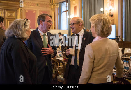 Stati Uniti Il Segretario della Difesa Ashton Carter i colloqui con il Ministro francese della Difesa Jean-Yves Le Drian (secondo da destra) e il ministro della Difesa tedesco, Ursula von der Leyen (destra) prima che la coalizione globale per contrastare ISIL 15 Dicembre 2016 a Londra, Inghilterra. Foto Stock