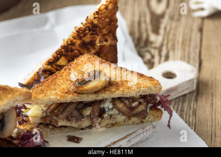 In casa vegan balsamico cipolle caramellate e sandwich a fungo Foto Stock
