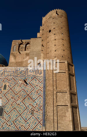 Incompiuta anteriore torre in mattoni di Khoja Ahmed Yasawi Mausoleo nel Turkestan Kazakistan Foto Stock