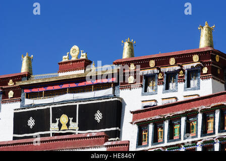 Ganden: Monastero di Ganden: Sede della Ghelupa (tappo giallo) dell'Ordine, che include anche il Dalai Lama e il Panchen Lama; Edificio Shartse Foto Stock