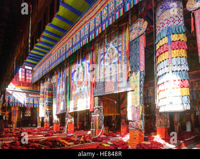 Ganden: Monastero di Ganden: Sede della Ghelupa (tappo giallo) dell'Ordine, che include anche il Dalai Lama e il Panchen Lama; il principale assemblée Foto Stock