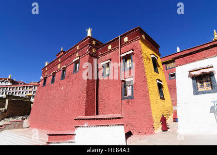 Ganden: Monastero di Ganden: Sede della Ghelupa (tappo giallo) dell'Ordine, che include anche il Dalai Lama e il Panchen Lama; Tomba di Tsongkha Foto Stock