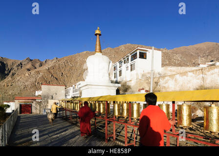 Lhasa: Monastero di Drepung; Pellegrini girare i mulini di preghiera presso il White Chörten, Tibet, Cina Foto Stock