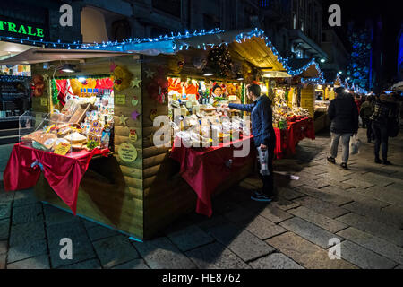 I chioschi con cibo locale e di doni in annuale e tradizionale fiera di Natale in Piazza Cavour nel centro di Como città vecchia, Italia Foto Stock
