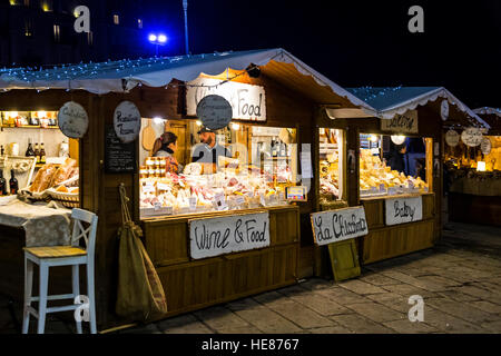 I chioschi con cibo locale e di doni in annuale e tradizionale fiera di Natale in Piazza Cavour nel centro di Como città vecchia, Italia Foto Stock