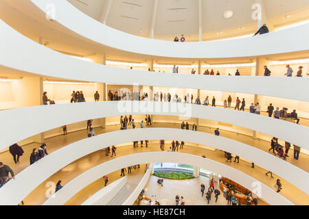 La Rotunda a spirale all'interno del Museo Guggenheim, Fifth Avenue, Manhattan, New York City, Stati Uniti d'America. Foto Stock