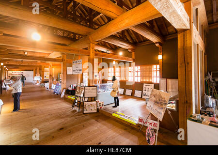 Castello di Kumamoto, interno del Minami-Ote yagura, torretta porta. Travi di legno del tetto di supporto e la storia locale visualizza, parte della mostra. Foto Stock