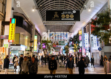 Giappone Kumamoto, Shimotori Arcade Street. Di notte, vista lungo la parte interna del arcade, affollato di gente sulla notte fuori e lo shopping. Foto Stock