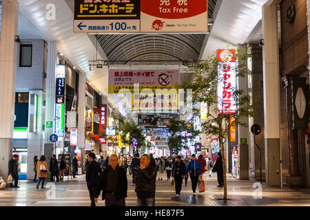 Giappone Kumamoto, Shimotori Arcade Street. Di notte, vista lungo la parte interna del arcade, affollato di gente sulla notte fuori e lo shopping. Foto Stock