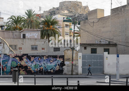 Una street view con un viandante nella città di Alicante, Spagna. Foto Stock