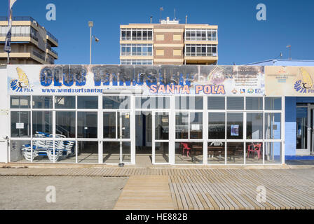 Un windsurf club vista in Playa Lisa beach, provincia di Alicante, Spagna. Foto Stock