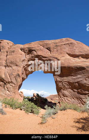 Famoso pine Arch nel Parco Nazionale Arches, Utah, Stati Uniti d'America Foto Stock