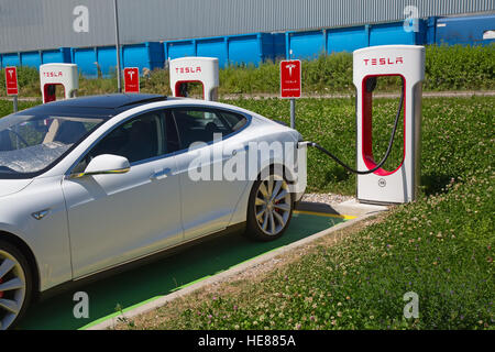 Zurigo - 30 Luglio: Tesla Supercharger stazione sulla luglio 30, 2016 a Zurigo, Svizzera. Tesla Motors si sviluppa la rete di stazioni di ricarica tra e Foto Stock