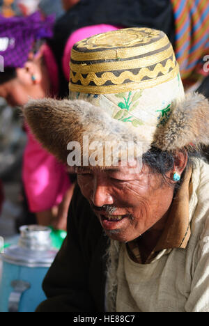 Shigatse (Xigaze): tibetano uomo, feltro hat, Tibet, Cina Foto Stock