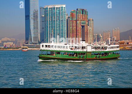 HONG KONG - 3 dicembre: Traghetto "Celestial star' lasciando Kowloon pier il 3 dicembre 2010 a Hong Kong, Cina. Hong Kong il traghetto è in funzionamento per più Foto Stock