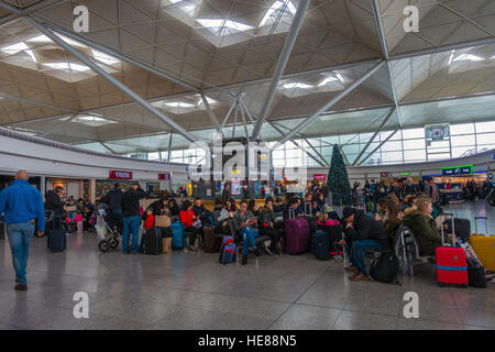 Vacanze di Natale la folla presso l'aeroporto di Stansted per la fuga di vacanza. Foto Stock