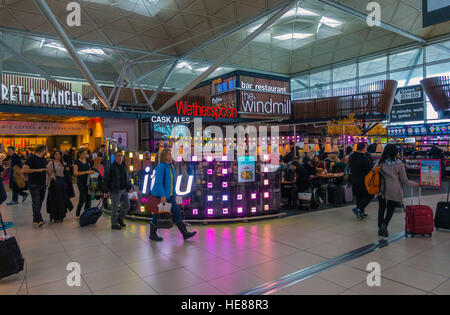 Vacanze di Natale la folla presso l'aeroporto di Stansted per la fuga di vacanza. Foto Stock