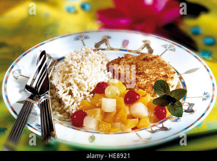 Caraibi Turchia Scaloppina impanata in una crosta di cocco con insalata di frutta e riso Foto Stock