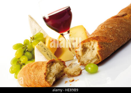 Baguette con un bicchiere di vino rosso e vari tipi di formaggio Foto Stock