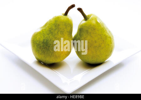 Le pere su una piastra Foto Stock