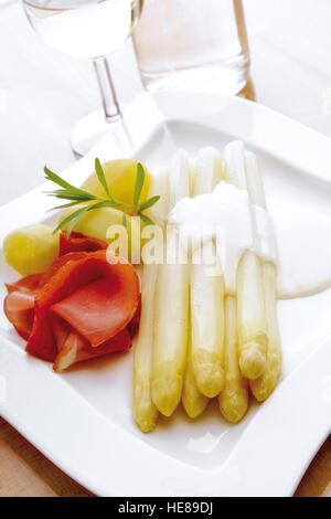 Gli asparagi servito con salsa Bearnaise, patate bollite e prosciutto crudo Foto Stock