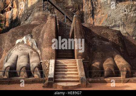 Scala di Lion e Lion Rock o Sigiriya rock fortezza, provincia centrale, Sri Lanka Foto Stock