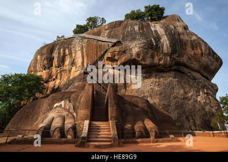 Scala di Lion e Lion Rock o Sigiriya rock fortezza, provincia centrale, Sri Lanka Foto Stock