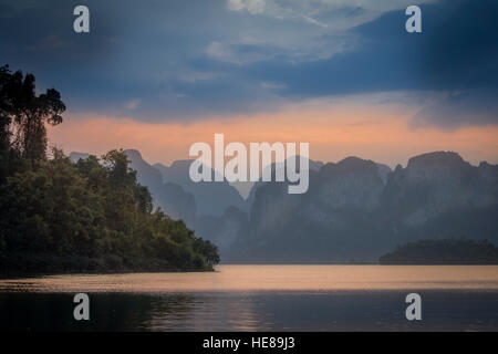 Ratchaprapha, Cheow Lan Lago, Khao Sok National Park, Surat Thani Provincia, Thailandia Foto Stock