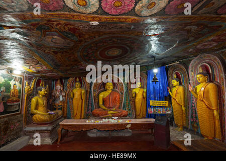 Statue di Buddha, murales, affreschi interni, Aluvihara tempio di roccia, Matale provincia centrale, Sri Lanka Foto Stock