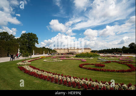 Letto di fiori nel parco, Palazzo di Schönbrunn Vienna, Austria Foto Stock