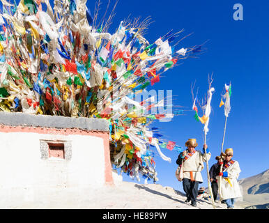 Gyantse: Cottage con bandiere di preghiera; tibetani portare nel periodo del nuovo anno tibetano nuovi poli con bandiere di preghiera al tetto, Tibet, Cina Foto Stock