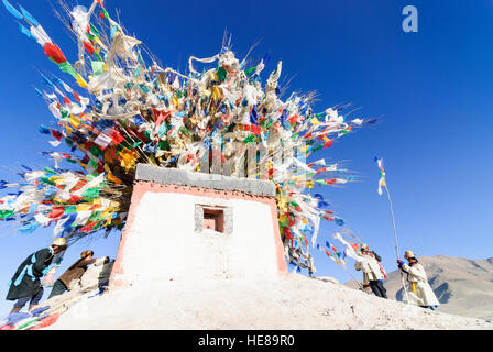 Gyantse: Cottage con bandiere di preghiera; tibetani portare nel periodo del nuovo anno tibetano nuovi poli con bandiere di preghiera al tetto, Tibet, Cina Foto Stock