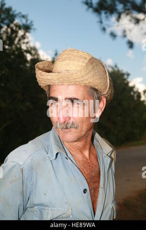 Uomo che indossa un cappello di paglia, Vinales, Pinar del Río Provincia, Cuba, America Latina Foto Stock