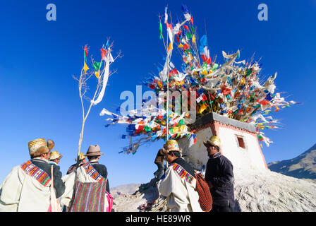 Gyantse: Cottage con bandiere di preghiera; tibetani portare nel periodo del nuovo anno tibetano nuovi poli con bandiere di preghiera al tetto, Tibet, Cina Foto Stock