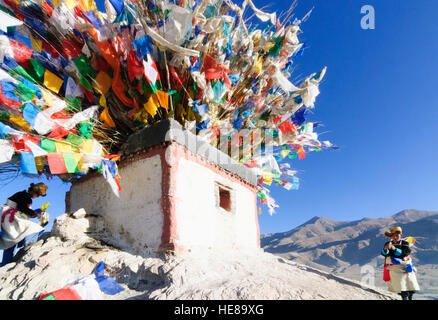 Gyantse: Cottage con bandiere di preghiera; tibetani portare nel periodo del nuovo anno tibetano nuovi poli con bandiere di preghiera al tetto, Tibet, Cina Foto Stock