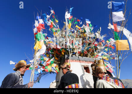 Gyantse: Cottage con bandiere di preghiera; tibetani portare nel periodo del nuovo anno tibetano nuovi poli con bandiere di preghiera al tetto, Tibet, Cina Foto Stock