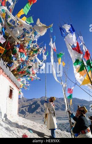 Gyantse: Cottage con bandiere di preghiera; tibetani portare nel periodo del nuovo anno tibetano nuovi poli con bandiere di preghiera al tetto, Tibet, Cina Foto Stock