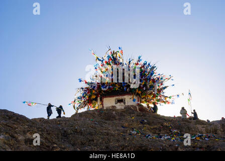 Gyantse: Cottage con bandiere di preghiera; tibetani portare nel periodo del nuovo anno tibetano nuovi poli con bandiere di preghiera al tetto, Tibet, Cina Foto Stock