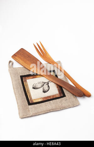 Utensili da cucina - Biancheria potholder, strumenti in legno isolato su bianco. Foto Stock