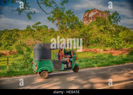 Sri Lanka: tradizionale tuktuk in Sigiriya Foto Stock