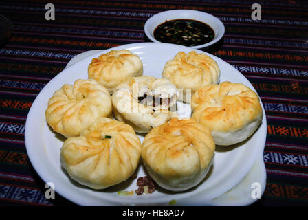 Samye: tibetano pasto Momos alimentare: Gnocchetti fritti, con ripieno di verdure e / o la carne, Tibet, Cina Foto Stock