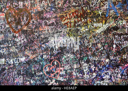 Parte dalla parete piena di messaggi da amanti in casa di Giulietta, Verona, Italia. Foto Stock