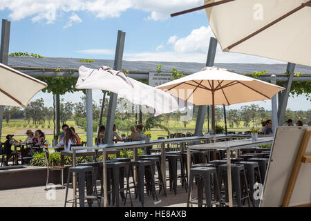 La regione vinicola della Hunter Valley e vigneti è di 2 ore di auto a nord di Sydney nel Nuovo Galles del Sud, Australia. Roche station wagon e caffè Foto Stock