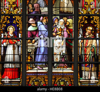 Vetrata raffigurante la leggenda antisemitic della profanata pane sacramentale, per cui un ebreo femmina convertire al cristianesimo è pagato per prendere il furto Foto Stock