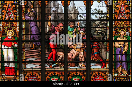 Vetrata raffigurante la leggenda di ebrei rubare pane sacramentale, nella Cattedrale di Bruxelles, Belgio. Questo antisemitic leggenda risale a 13 Foto Stock