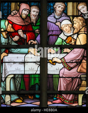 Vetrata raffigurante la leggenda di ebrei rubare pane sacramentale, nella Cattedrale di Bruxelles, Belgio. Questo antisemitic leggenda risale a 13 Foto Stock