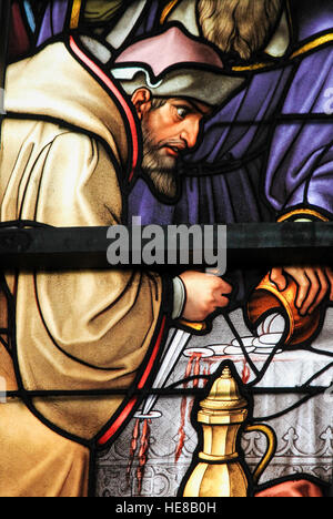 Vetrata raffigurante la leggenda locale di un ebreo dissacrante pane sacramentale, nella Cattedrale di Bruxelles, Belgio. Questo antisemitic leggenda date Foto Stock