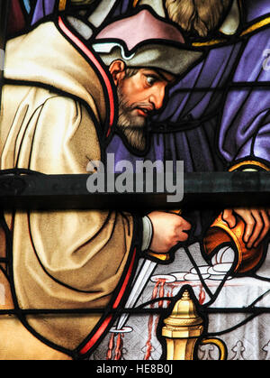 Vetrata raffigurante la leggenda locale di un ebreo dissacrante pane sacramentale, nella Cattedrale di Bruxelles, Belgio. Questo antisemitic leggenda date Foto Stock